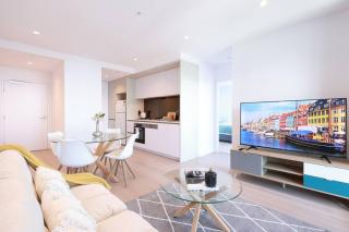 11D Stunning water and skyline view 2 Bedroom Abnb Apt with Free parking - 4