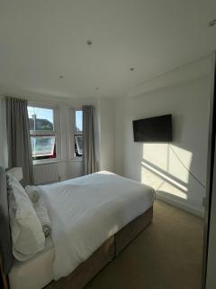 Modern Double Bedroom with Marble private bathroom - Edgware - 6