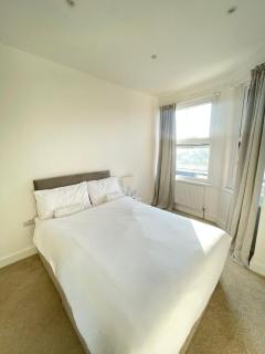 Modern Double Bedroom with Marble private bathroom - Edgware - 7