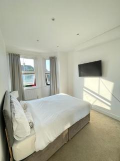 Modern Double Bedroom with Marble private bathroom - Edgware - 6