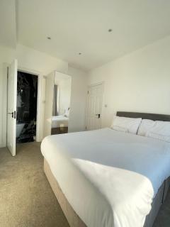 Modern Double Bedroom with Marble private bathroom - Edgware - 9