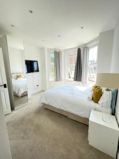 Comfortable Bay Window Stone Private bathroom - Edgware - 1
