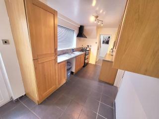 Stunning! 3 Bed Entire House with Free Parking - Stapleford - 3