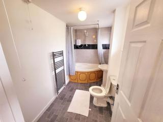 Stunning! 3 Bed Entire House with Free Parking - Stapleford - 1