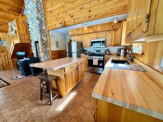Ski Chalet w-Hot Tub, Only 3 min to Sunday River ski lifts! - Bethel - 8