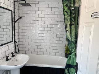 Cosy home from home with PRIVATE BATHROOM - FREE PARKING - Cardiff - 1