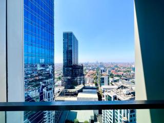 Luxurious 1 Icon 3BR Apartment in Tunjungan Plaza 6 Surabaya City Centre by Le Ciel Hospitality - Surabaya - 3