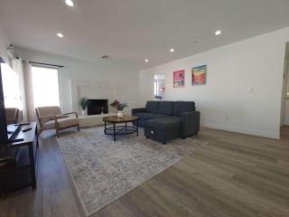 The Strip is just around the corner! Newly renovated luxury modern minimalist villa with large pool! - Las Vegas - 7