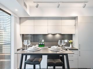 Yorkville Plaza Suites - Pool & Hot Tub - 2