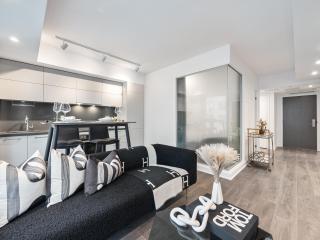 Yorkville Plaza Suites - Pool & Hot Tub - 7