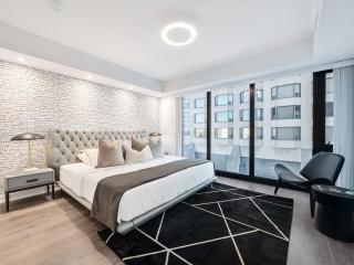 Yorkville Plaza Suites - Pool & Hot Tub - 3
