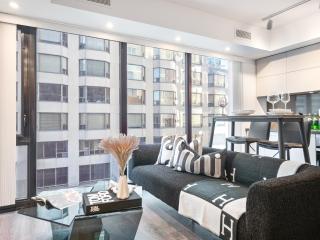 Yorkville Plaza Suites - Pool & Hot Tub - 6