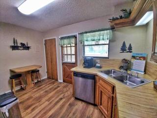 Valley Condo 111 - Dancing Bear Retreat - Creekside - WiFi - Hot Tub - Fireplace - Washer - Dryer - Playground - Red River - 9