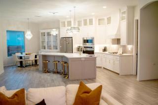 Luxurious Gated 3BR Oasis No chore Pet friendly - Edinburg - 2