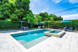 Spacious 5 Bedroom Heated Pool and Hot Tub, 12 minutes to the Beach - Hollywood - 0