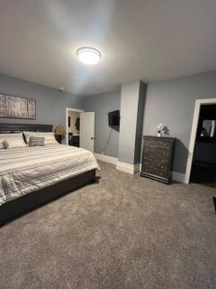 Private & Spacious Home 5 miles from Notre Dame - Mishawaka - 2