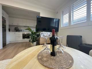 Coogee Sunrise 2 Bed Apt with Parking, Work Desks & Balcony - 9