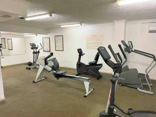 Spacious Apt with pool & parking - 6