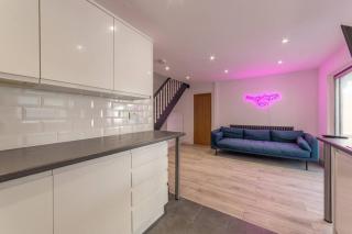 Modern Fully Renovated 4 Bedroom - 0