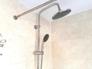 Cosy and spacious Home -Free parking, Free WiFi- sleeps 5 by FINNA Properties Ltd - 1