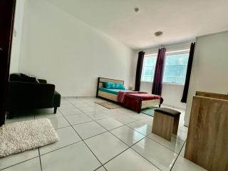 Luxury Awaits Master Bedroom - Sharjah - 3
