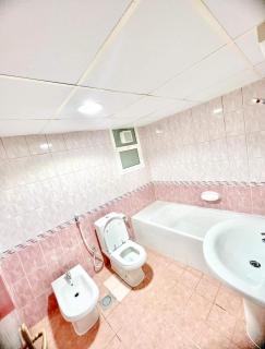 Luxury Awaits Master Bedroom - Sharjah - 1