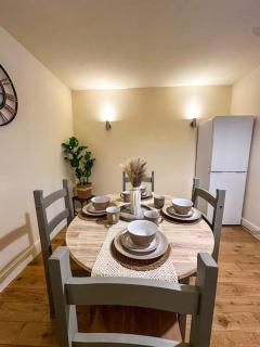 Oasis split level flat in Zone 1 - 8
