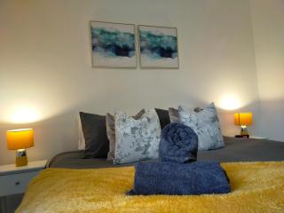 Newly Renovated 3 Bedroom House, 6 beds with 2 showers, near University Town Centre - 0