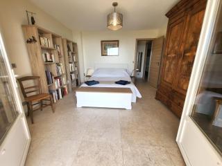 "La Colombe sous les Oliviers" Gîte jusqu'à 4 personnes - 75m2 - Sur Boooking - Rez de jardin Piscine Vue mer et lac - 3