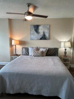 Spacious 2 Bedroom 2 Bathroom Apartment with Balcony in Uptown Charlotte! City Views & Free Parking! - Charlotte - 7