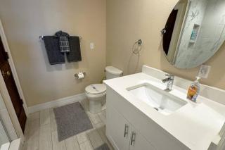 Windsor Lodge Unit #19, studio close to beaches - 5