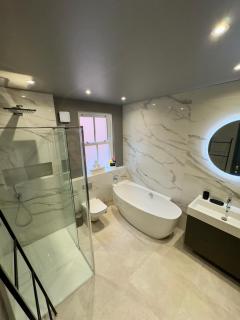Romeo's Arch - 3BR Luxury Apartment, Heart of Town, Parking, Sleeps 6 - 7