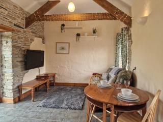 Robin Cottage Sleeps 2 Dog Friendly cottage 40 acres of grounds and woodlands Fishing Lake Swimming Pool - Llanboidy - 6