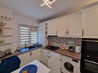 All In Jacuzzi Apartment - Petroşani - 3