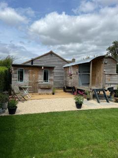 The Hen House Shepherds hut with hot tub - 0