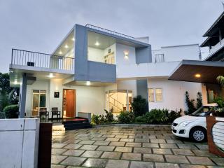 Rosy Villa - Riverside Stay with Pool & View - Alwaye - 5