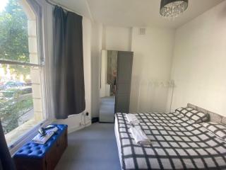 Bustling Western Apartment - Londra - 9