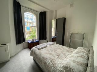 Bustling Western Apartment - Londra - 0