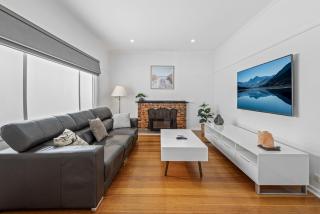 Spacious 3-Bed With Outdoor Dining Near Airport - 8