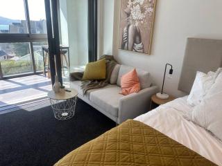 Brand New Lush Studio Apartment close to airport - 5