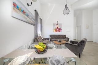 J&J apartment NEW MODERN ELEGANT With Balcony and Loggia - Free private parking Fast Wi-Fi and 3 AIR conditioners - 3