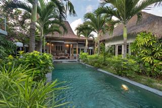 Villa Niri - Beautiful 4BR Teak Joglo Villa in Oberoi Seminyak, A Tranquil Retreat - Seminyak - 9