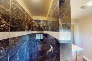 Tacit Shadow Resort Shangri-La King Suite, Gym, Coffee Bar, Hot-Tub, Free Laundry, Food Available - 4