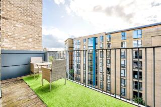 Beautiful 2 bedroom 2 bathroom apartment in Colindale - 5