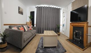 Ecua Stay - East London Serviced Luxury Accommodation - 4 Bed House with Garden and parking - 0