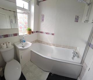 Ecua Stay - East London Serviced Luxury Accommodation - 4 Bed House with Garden and parking - 3
