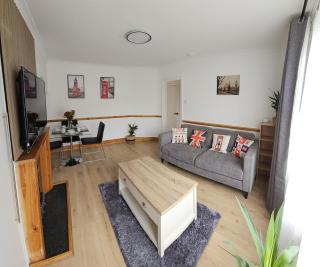 Ecua Stay - East London Serviced Luxury Accommodation - 4 Bed House with Garden and parking - Dagenham - 9