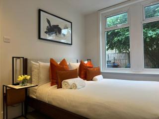 Unique 2BR 1BA Flat in Croydon - 3