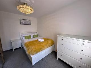 Luxurious House in Luton with free parking - 1