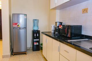 Elegant 2 BR Apartment Kileleshwa - Free Netflix, Parking, Superfast WIFI, Views of Arboretum - Nairobi - 3